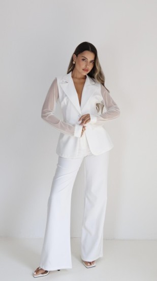 חליפה לבנה